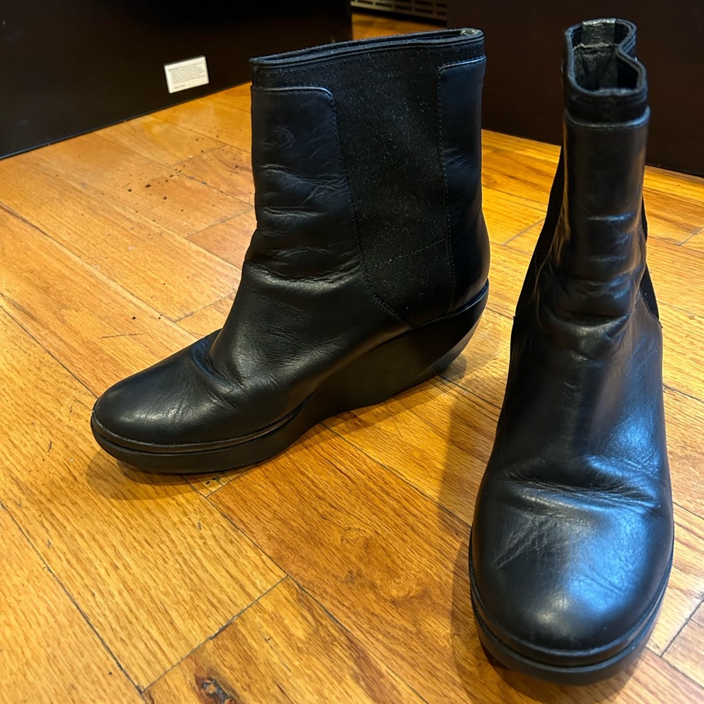 Camper wedge platform Chelsea bootie size 7.5